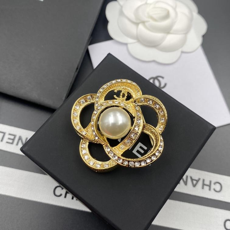 C211 Chanel brooch 108536