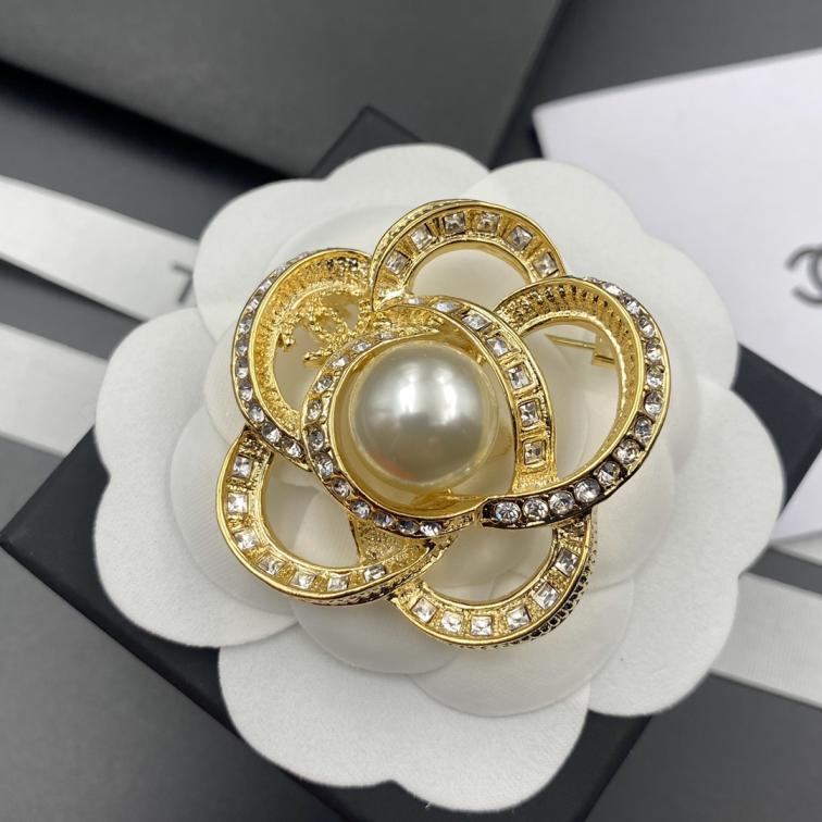 C211 Chanel brooch 108536