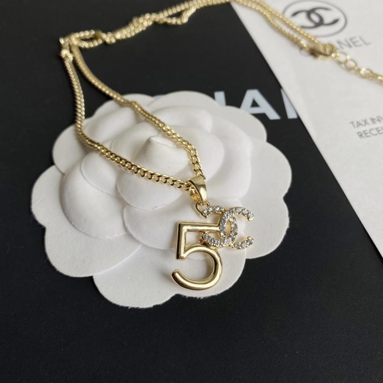 B196  Chanel necklace 108345