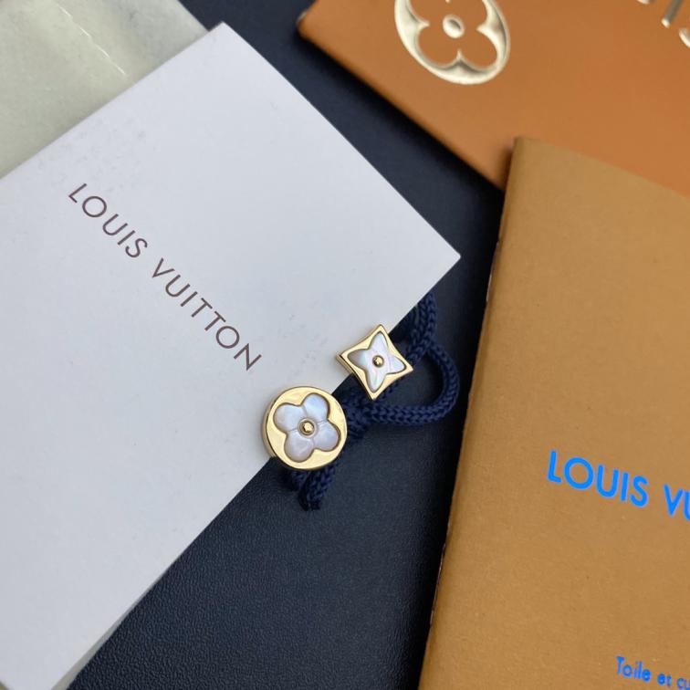 A060 LV earrings 107926
