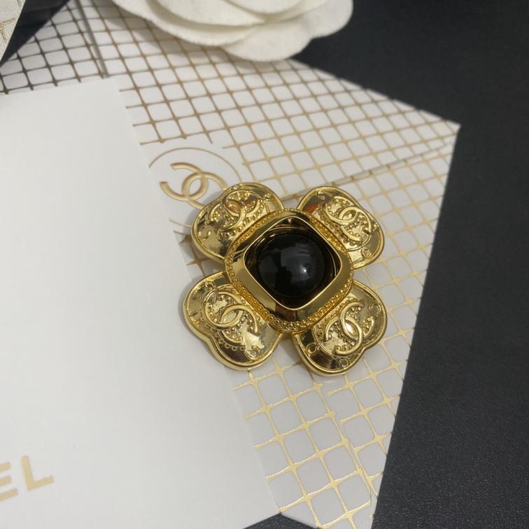 C200 Chanel brooch 108897