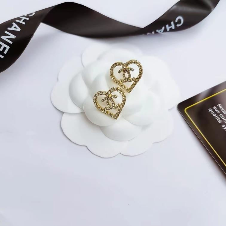 Chanel streetstyle earrings hollow heart 109158