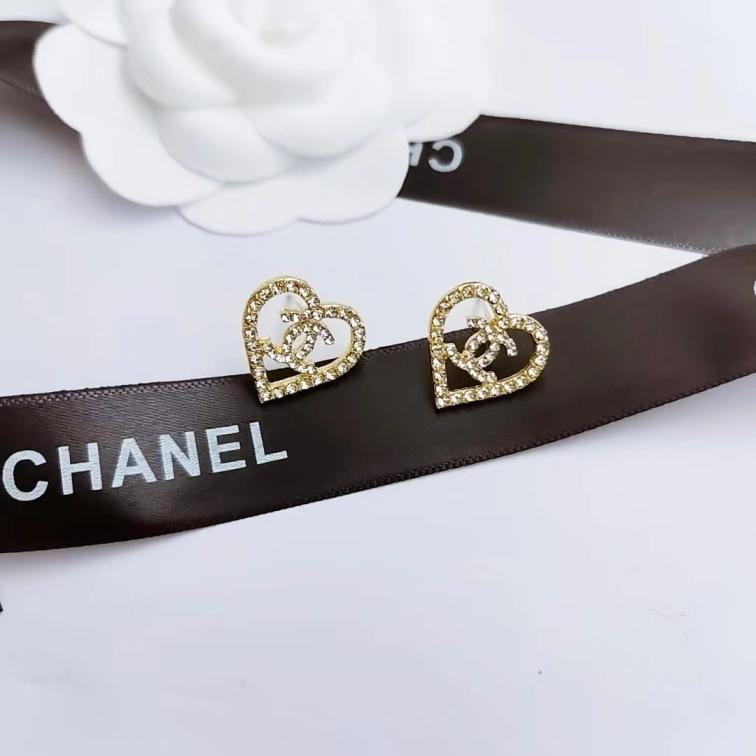 Chanel streetstyle earrings hollow heart 109158