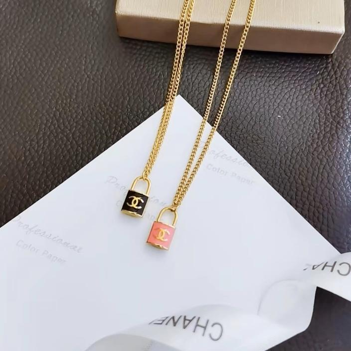 Chanel necklace 109515