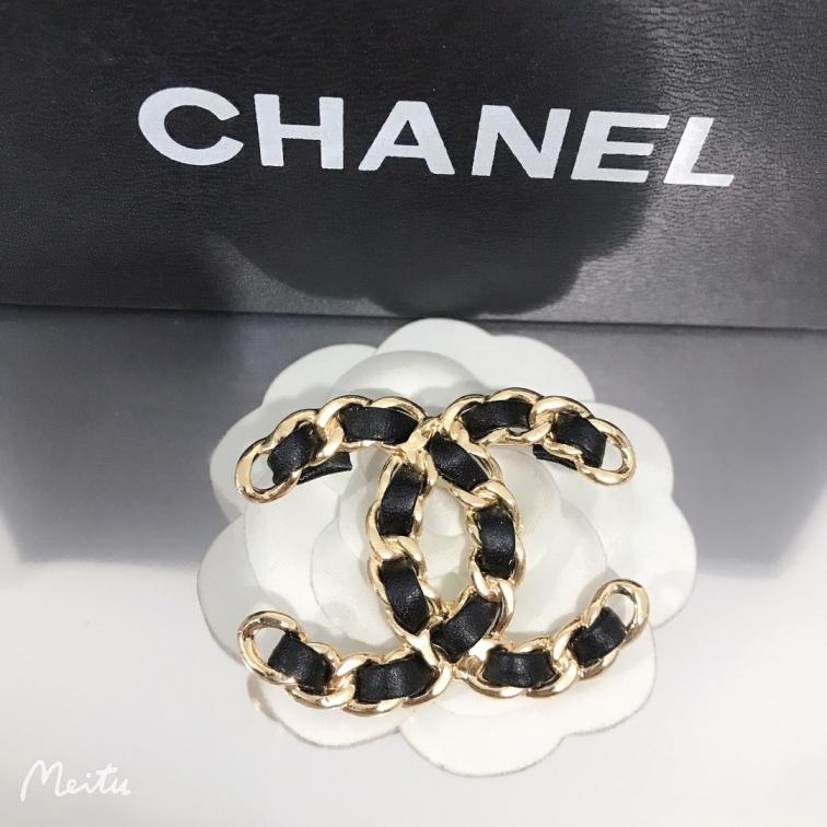 Chanel leather brooch 109942