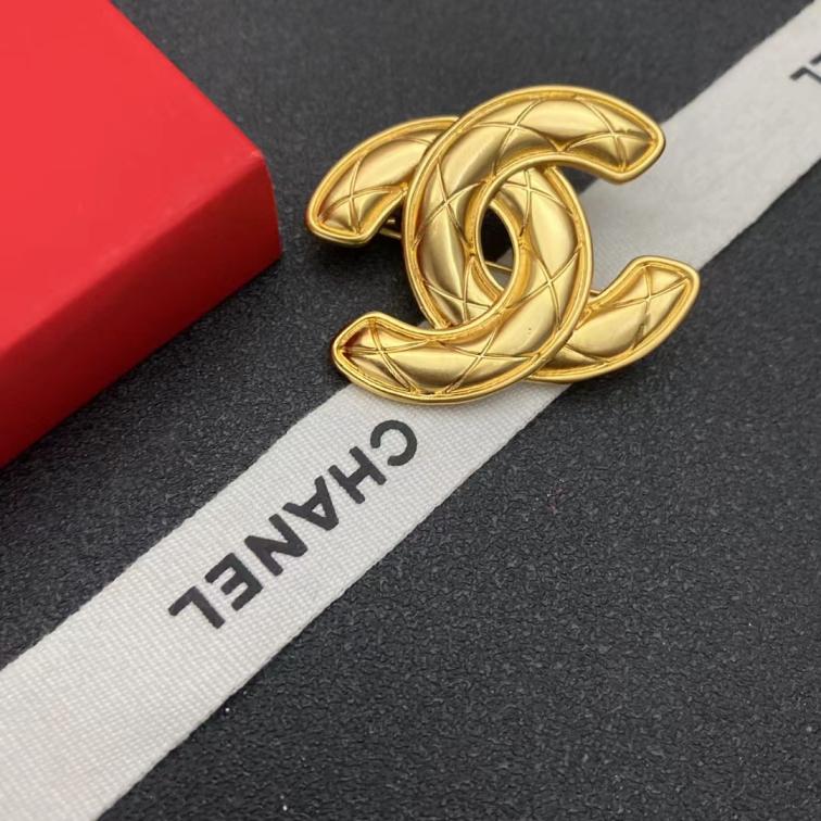 C124 Chanel gold vintage brooch