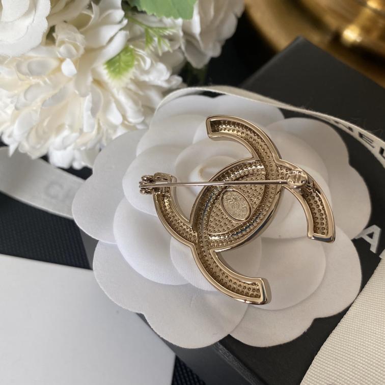 C025 Chanel brooch
