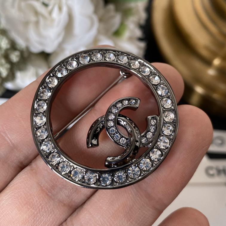 C043 Chanel black cc brooch
