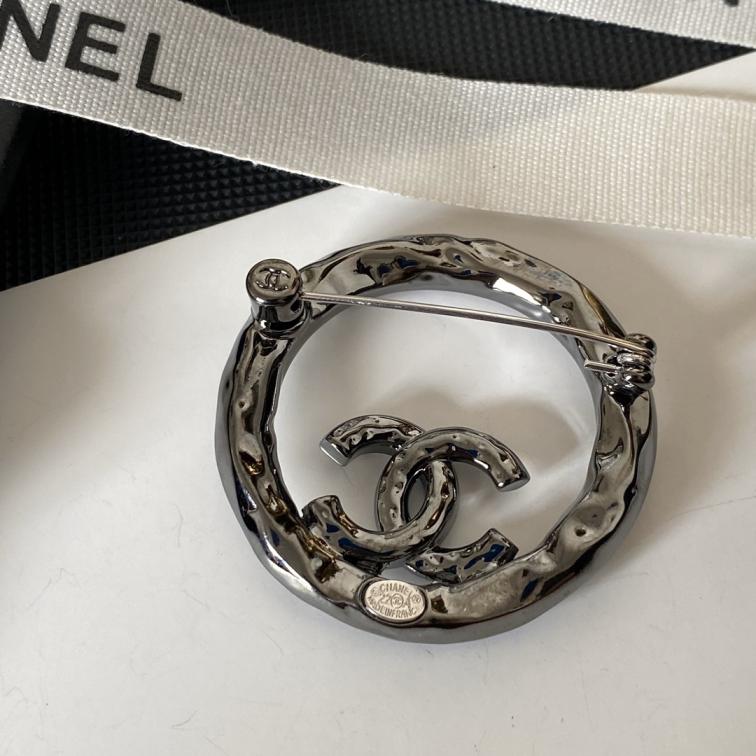 C043 Chanel black cc brooch