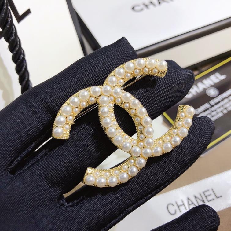 D039  Chanel brooch 110328