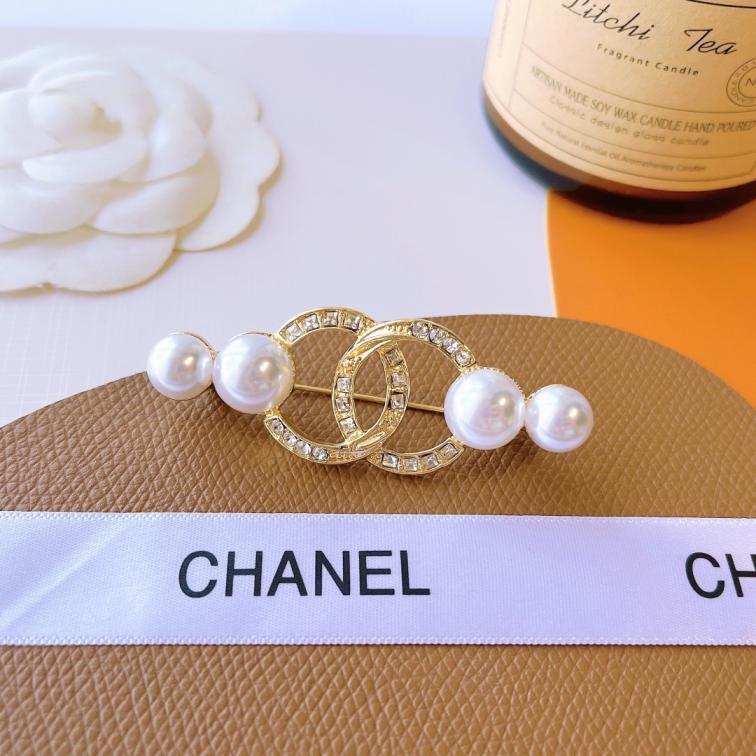 D106 Chanel pearls brooch 110301