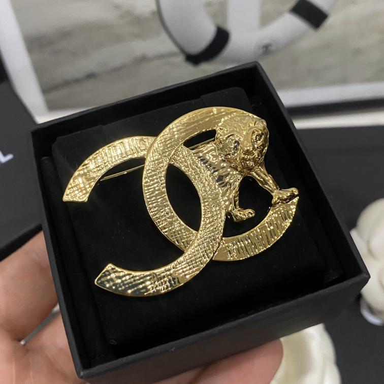C020  Chanel brooch 110421