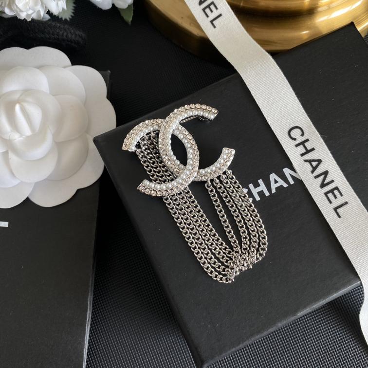 C178  Chanel brooch 110419