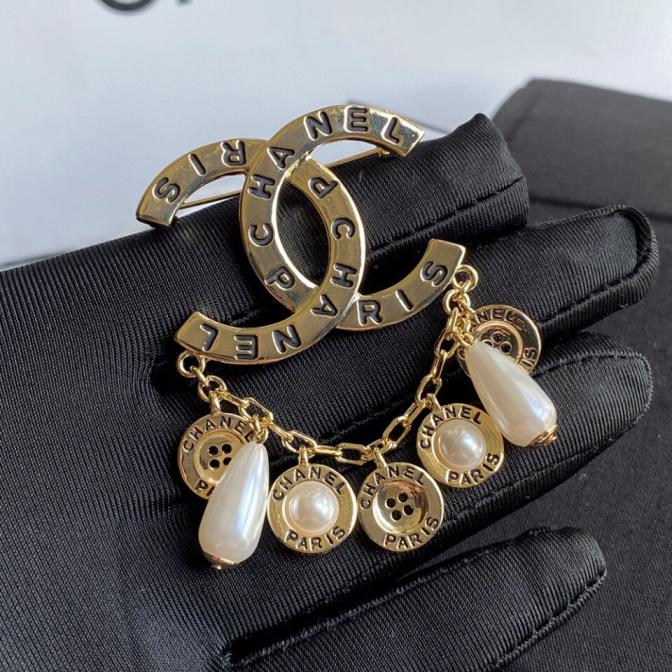 Chanel vintage brooch 110465