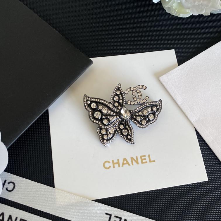C117  Chanel brooch