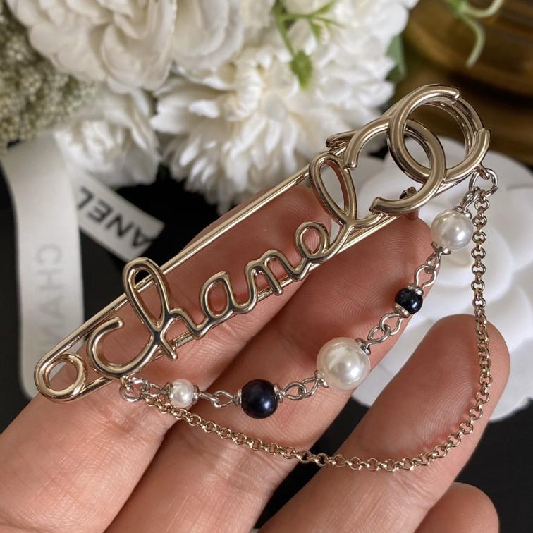 C065  Chanel brooch
