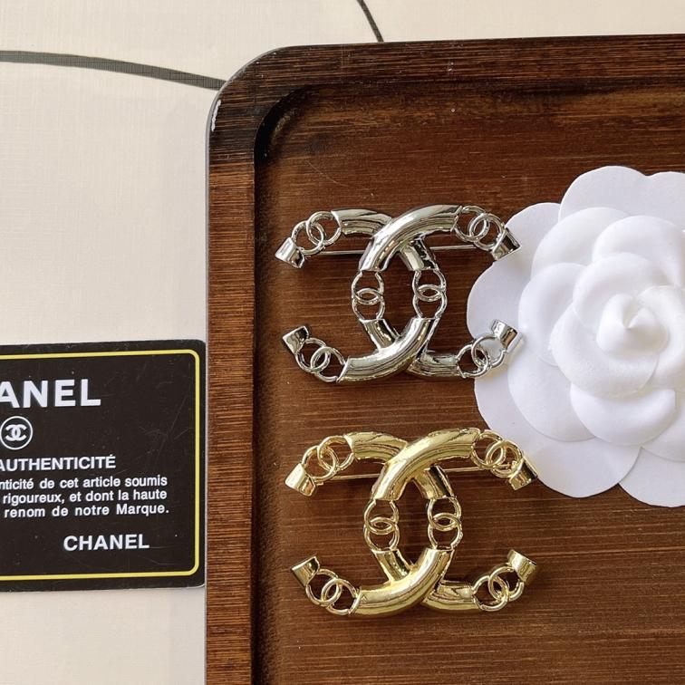 D123 Chanel brooch
