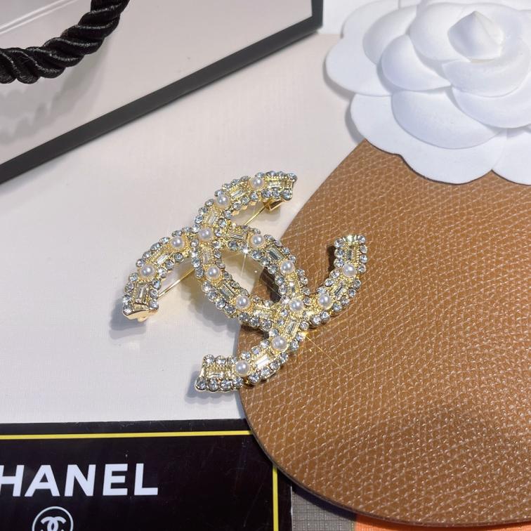 D124  Chanel brooch