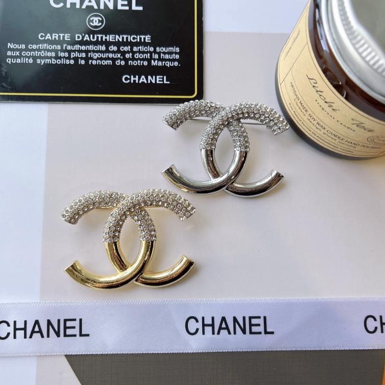 D126  Chanel brooch