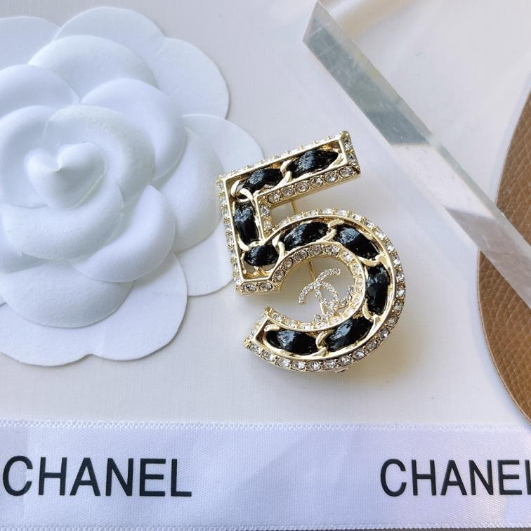 D127  Chanel brooch