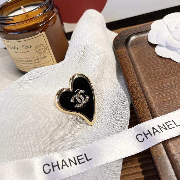 D082  Chanel brooch
