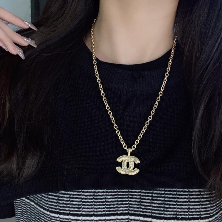 X489 Chanel long necklace