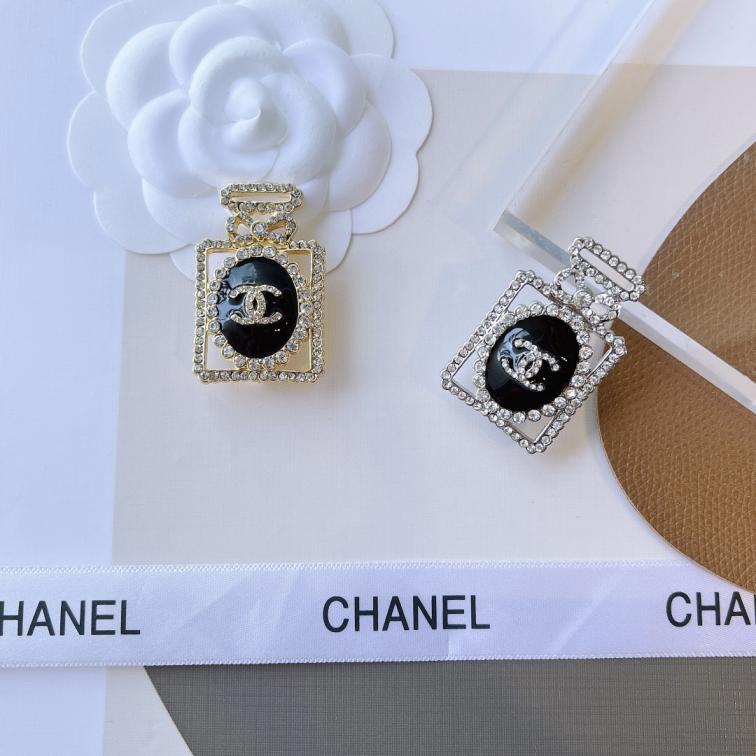 D128  Chanel brooch