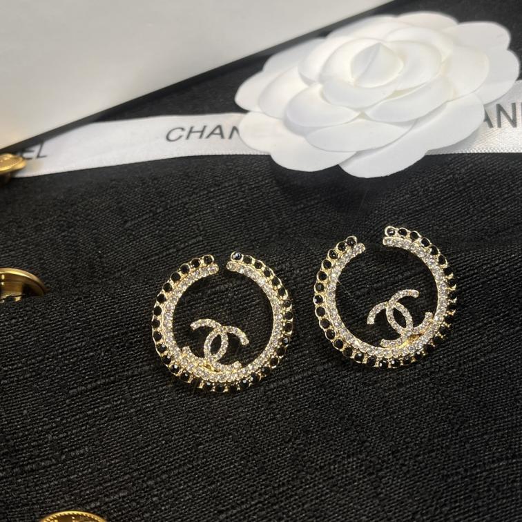 A823  Chanel earrings