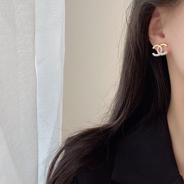 A842 Chanel earrings