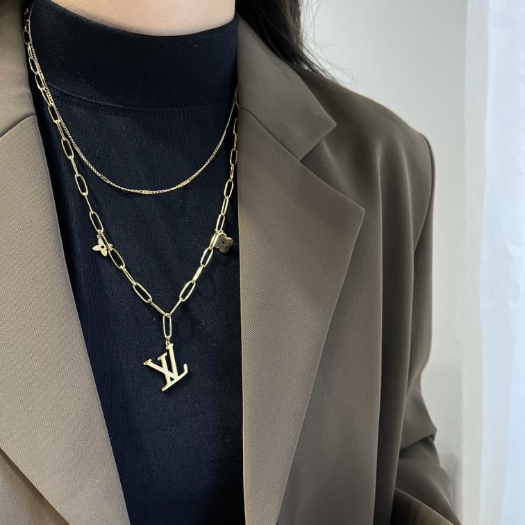 X197   LV necklace