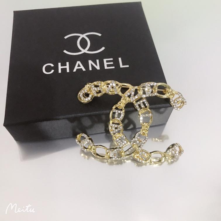 Chanel gold alphabet brooch 110764