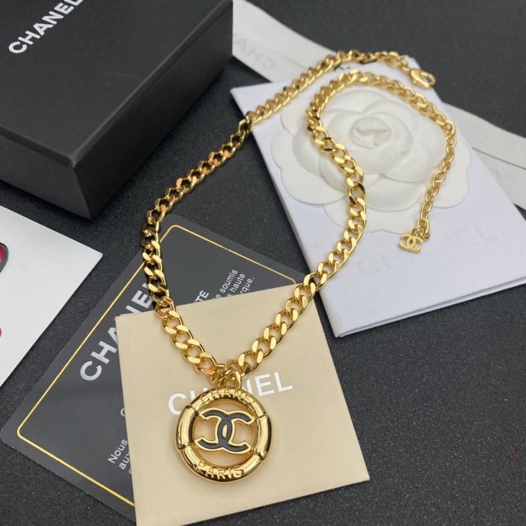 B414  Chanel gold vintage necklace