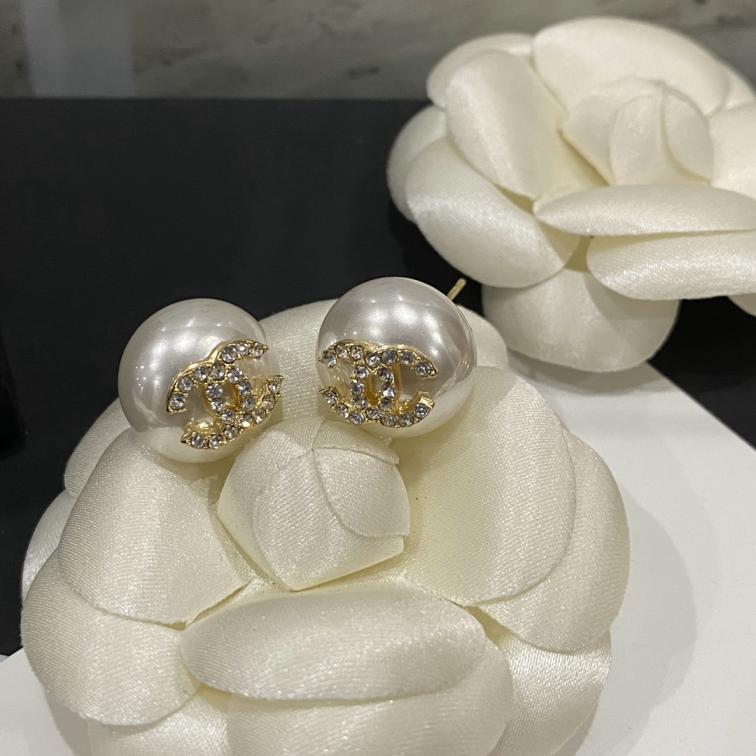 A375  Chanel pearls earrings