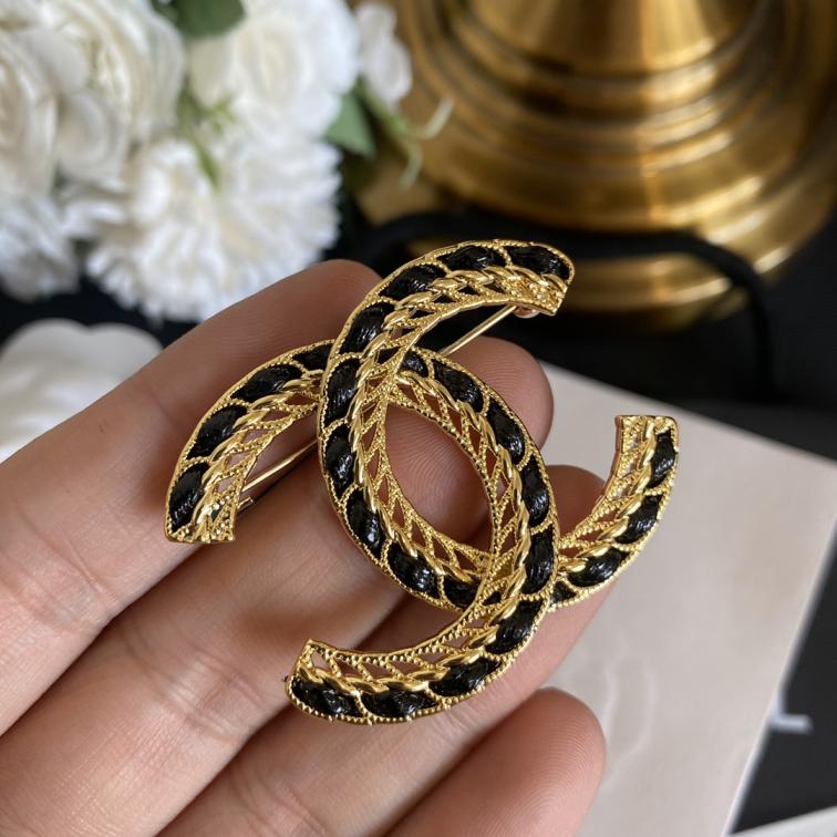 C085  Chanel brooch