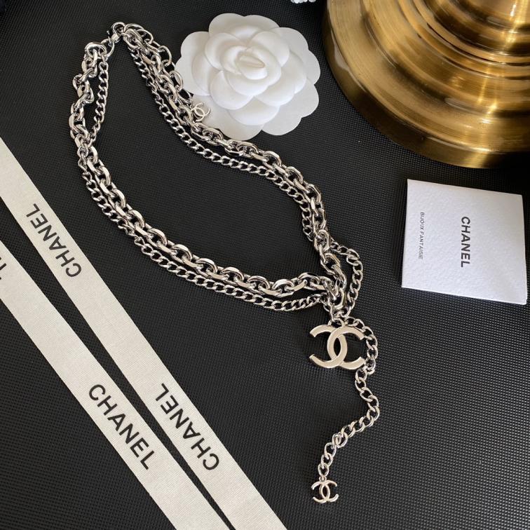 B264 Chanel silver necklace