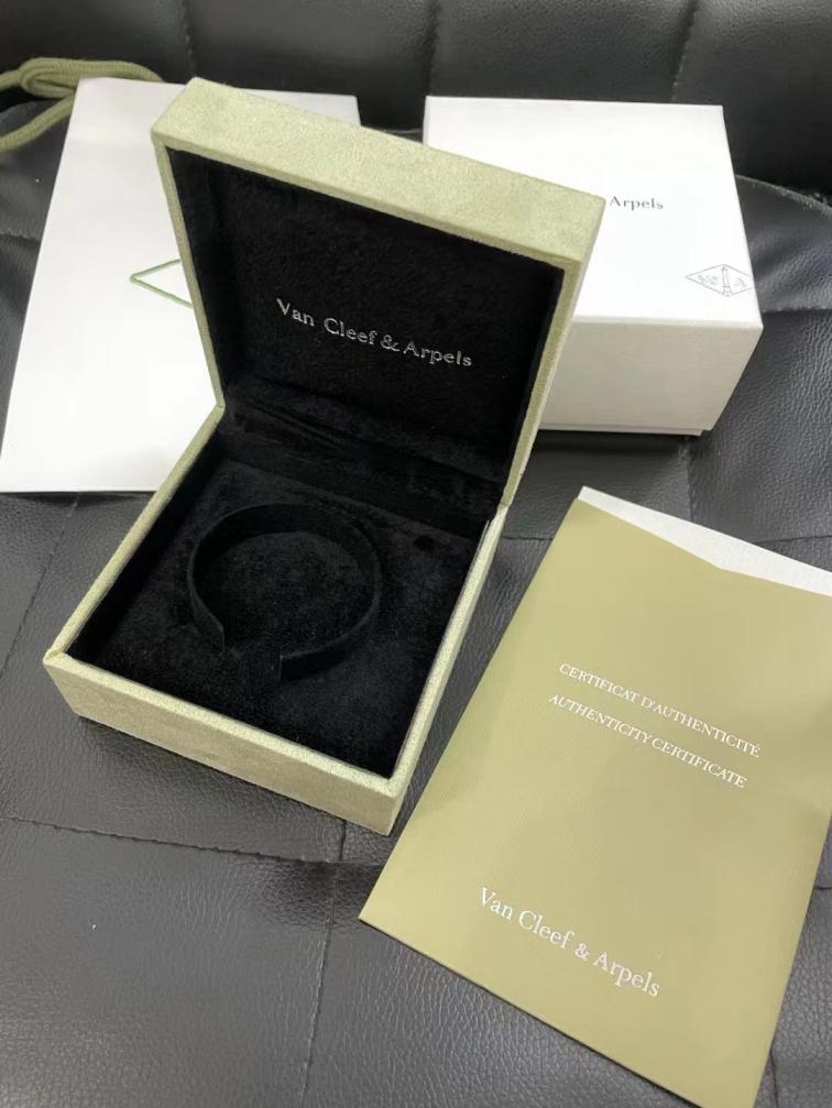 1 Set VCA Vancleef Bracelet box package