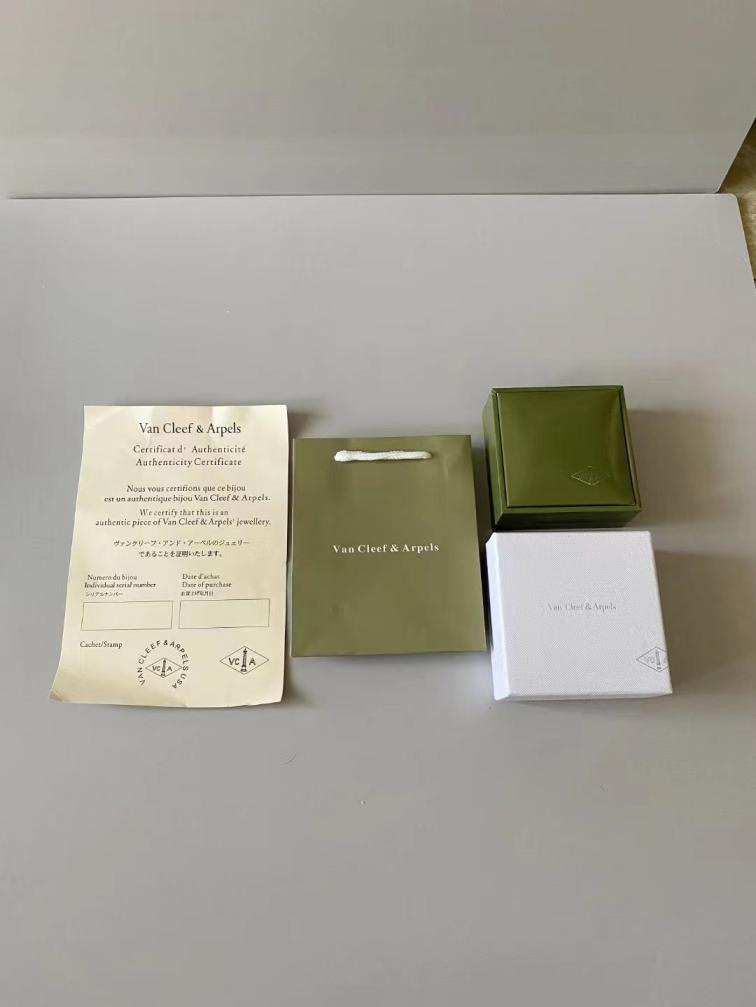1 Set VCA Vancleef Bracelet Box package