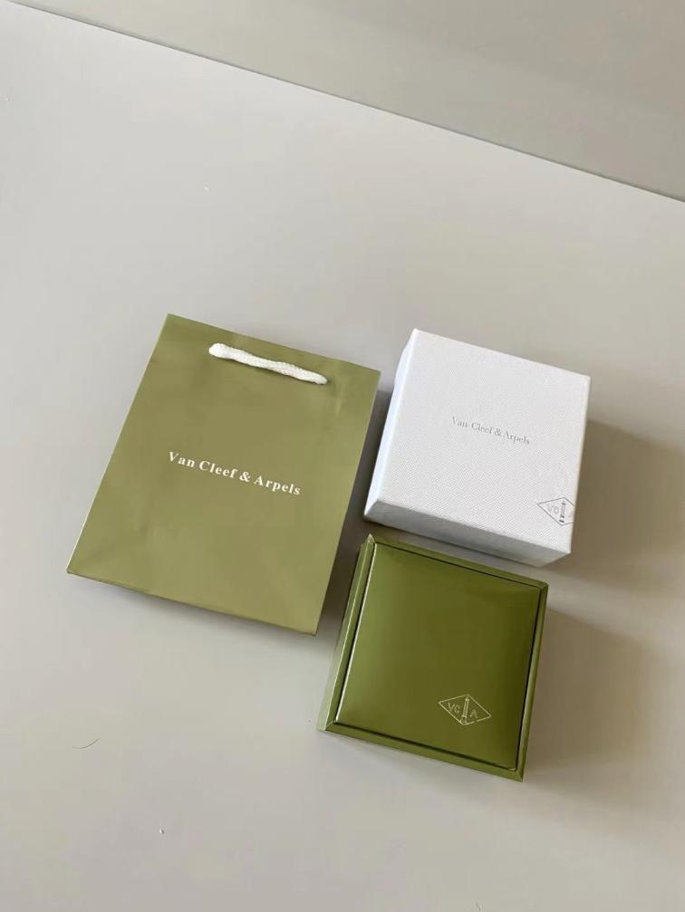 1 Set VCA Vancleef Bracelet Box package
