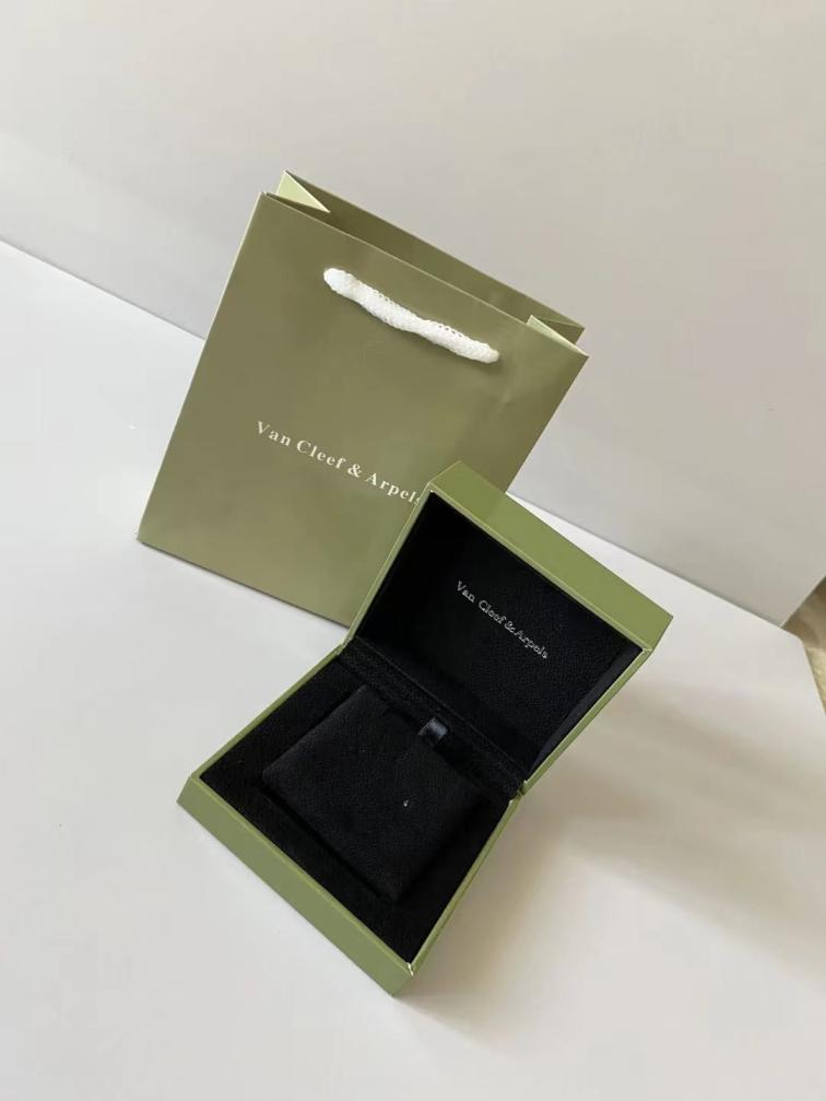 1 Set VCA Vancleef Bracelet Box package