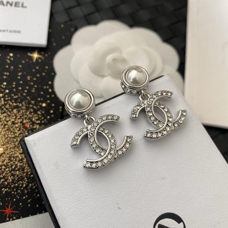 A010 Chanel earrings cc pearls