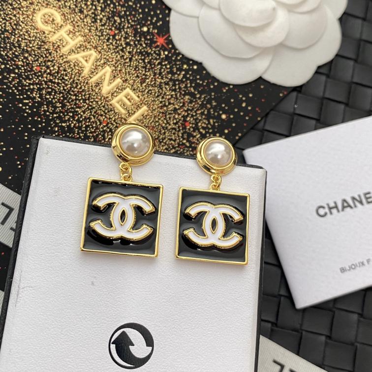A226 Chanel square earrings