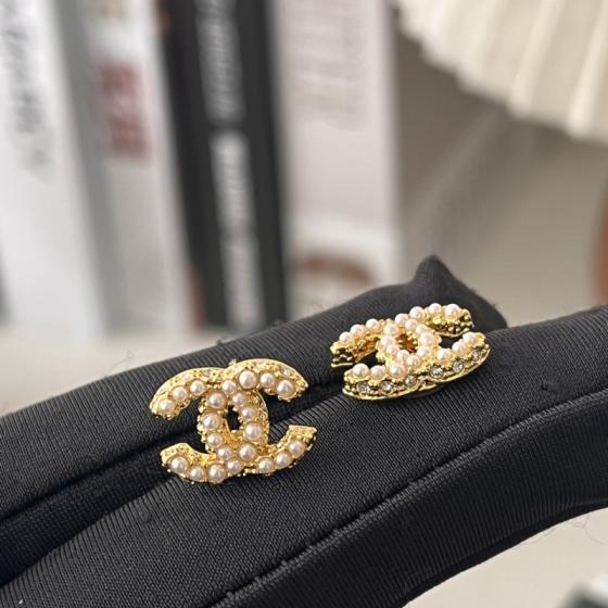A898  Chanel pearls earrings cc