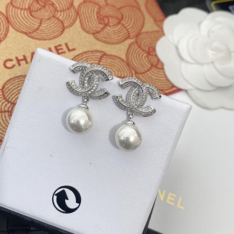 A135 Chanel silver pearls earrings