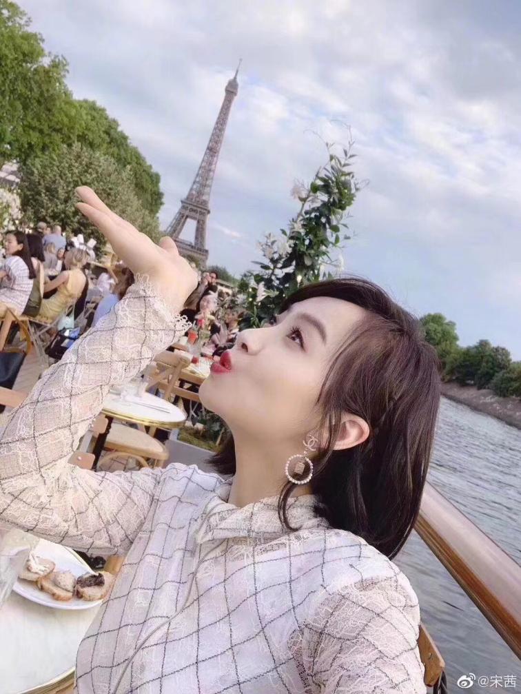 A907  Chanel earrings