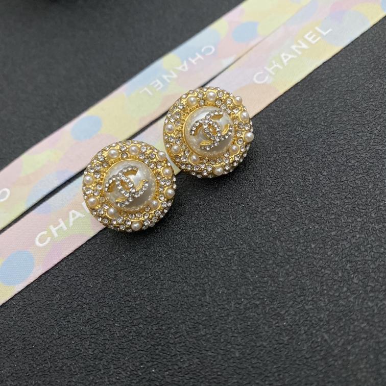 A767  Chanel pearls earrings