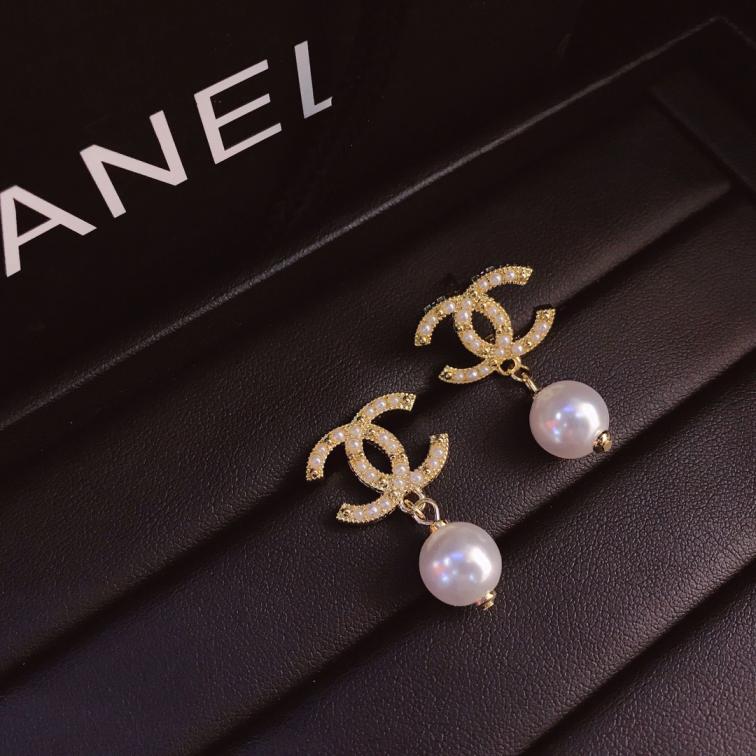 A166 Chanel pearls earrings