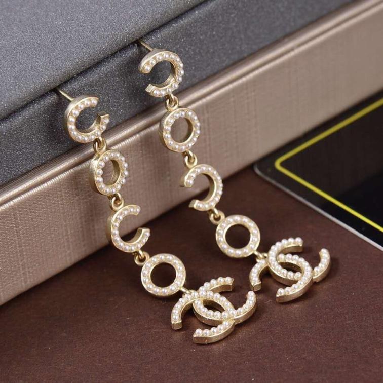 A188 Chanel pearls earrings