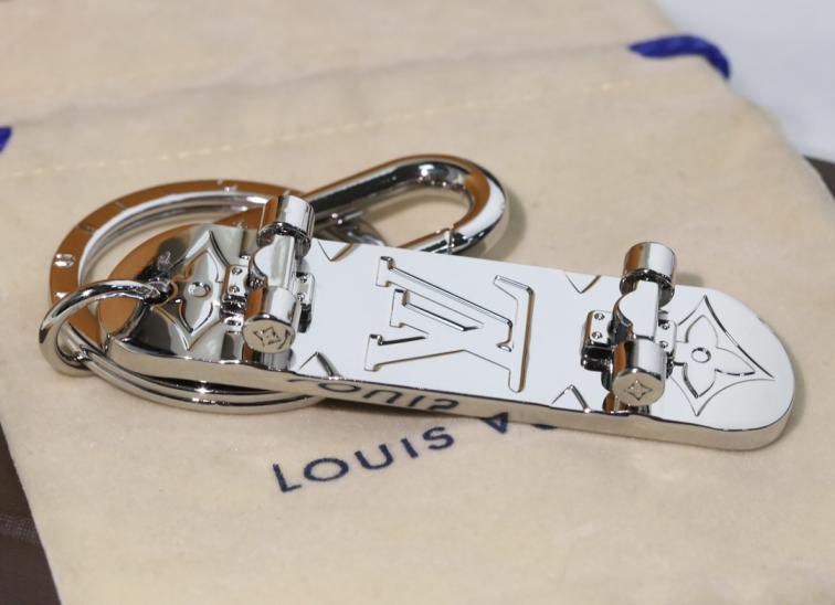 LV skateboard keychain(V12)