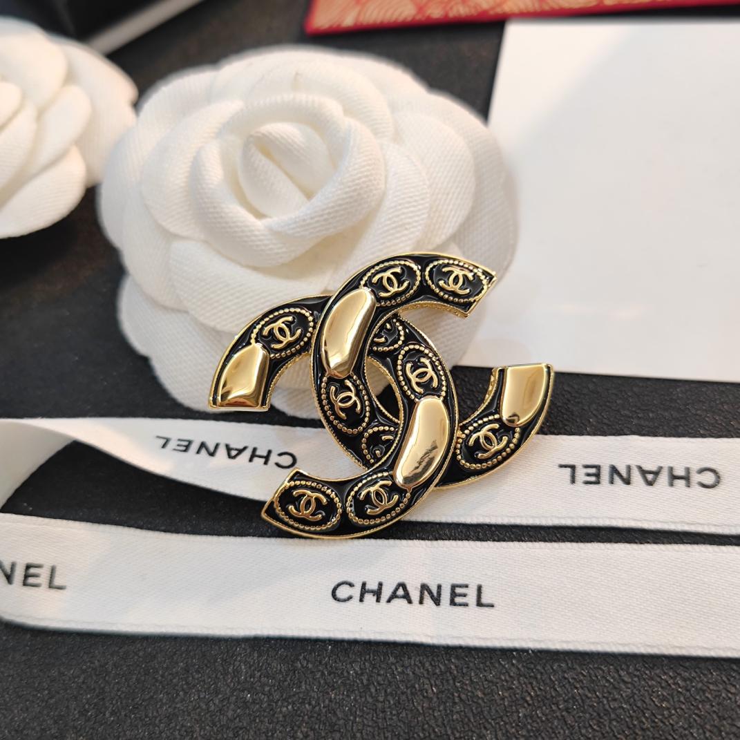 C266 Chanel brooch