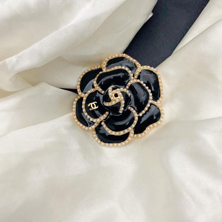 Chanel brooch 106572